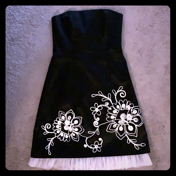 Laundry By Shelli Segal Dresses & Skirts - Laundry by Shelli Segal cocktail dress (size 6) Laundry By Shelli Segal Dresses & Skirts - Laundry by Shelli Segal cocktail dress (size 6)